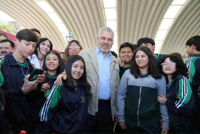 Estudiantes de prepas, Tecs y universidades recibirán 4 GB al mes y redes sociales ilimitadas