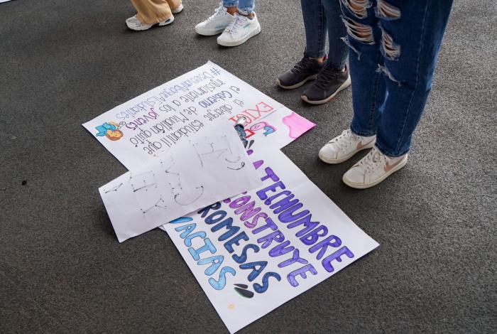 Estudiantes de secundaria exigen equipamiento