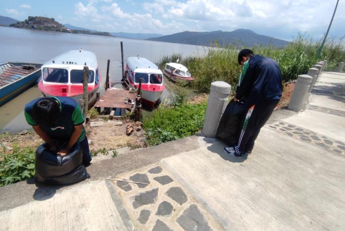 Estudiantes del Cecytem se unen para limpiar la Isla de Janitzio