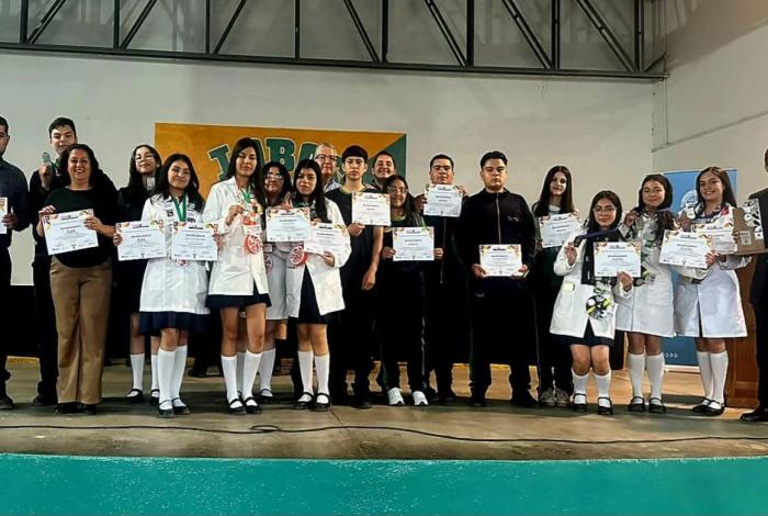 Estudiantes del Cecytem triunfan en competencia estatal de ciencia