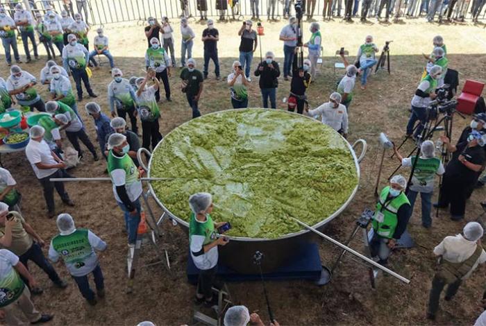 Estudiantes del Cecytem Tancítaro participaron en la elaboración del guacamole más grande del mundo