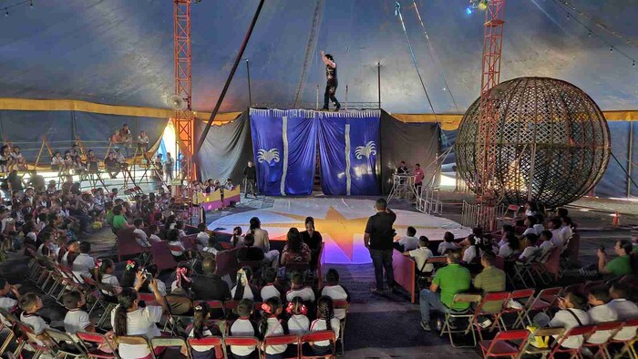 Estudiantes disfrutan matiné organizada por el DIF en el Circo Alejandro Atayde