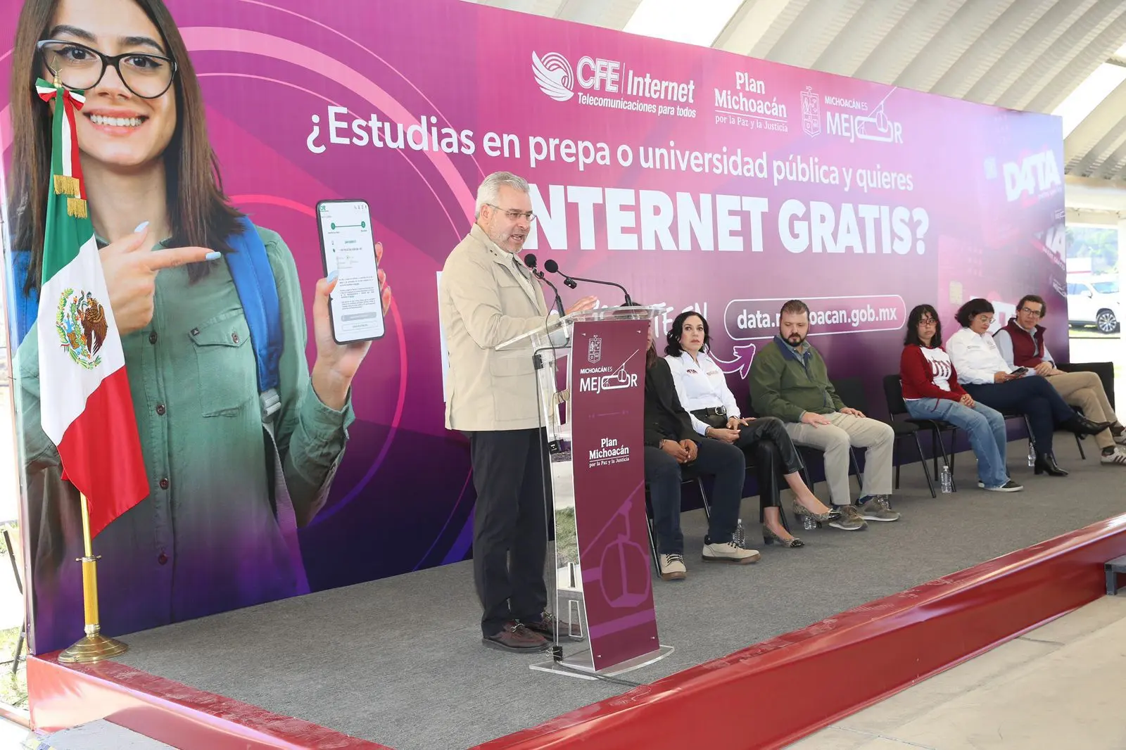 Estudiantes michoacanos acortan brecha digital con Programa Data, asegura Bedolla