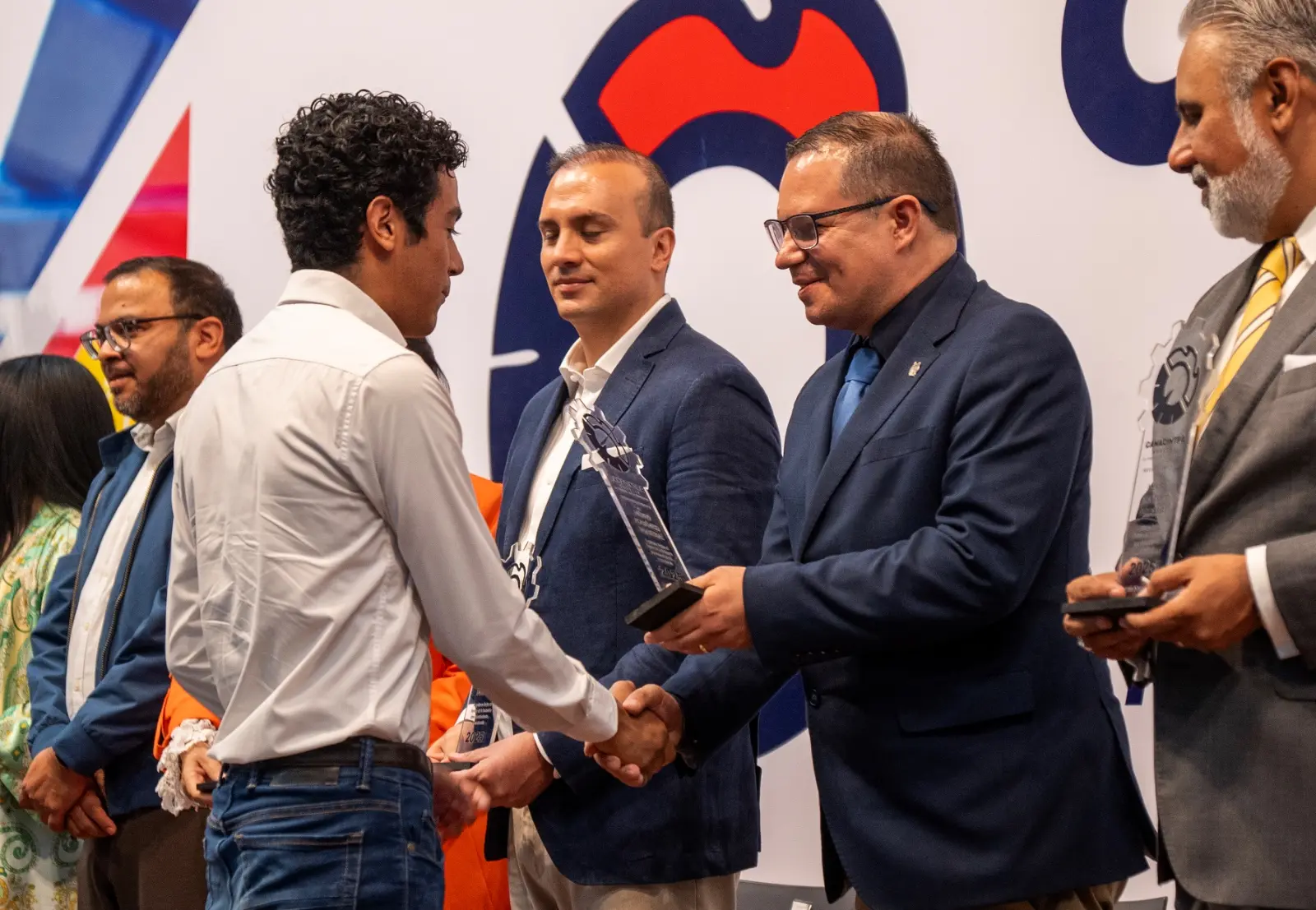 Estudiantes nicolaitas reciben el Reconocimiento al Mérito Académico Industrial