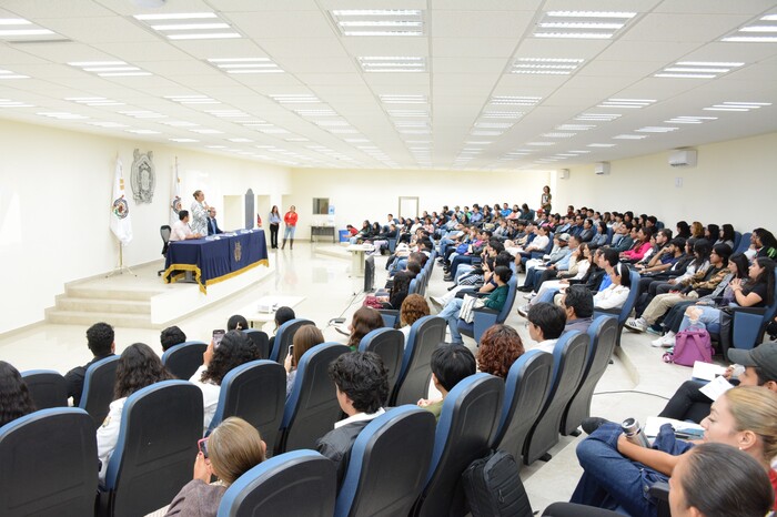 Estudiantes recipiendarios del Premio Padre de la Patria, representan lo mejor de la UMSNH: Rectora