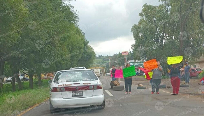 Ex trabajadores bloquean la Morelia-Pátzcuaro; exigen liquidación