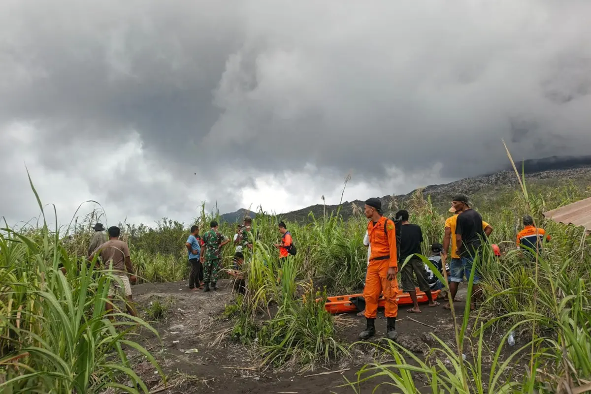 Excursionistas mueren tras inesperada erupción de volcán en indonesia.