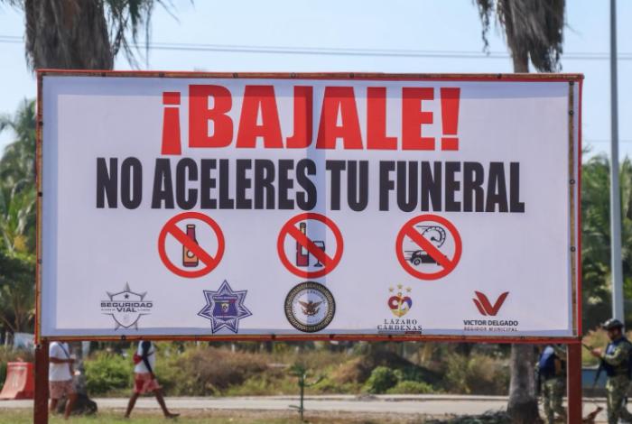 Exhiben Monumento “Bájale, No Aceleres tu Funeral” en Boulevard Playero