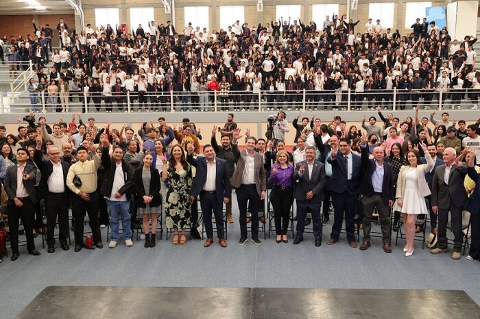 Exhorta Alfonso Martínez a jóvenes a prepararse para ganar