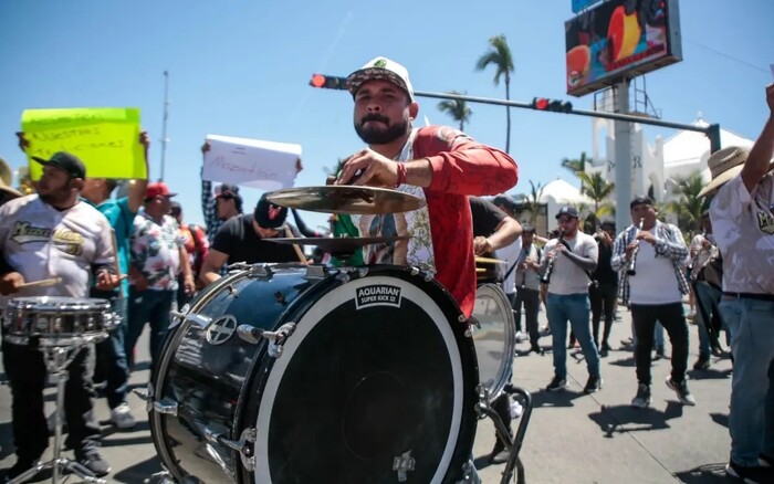 Exigirán a bandas un permiso para tocar en playas de Mazatlán