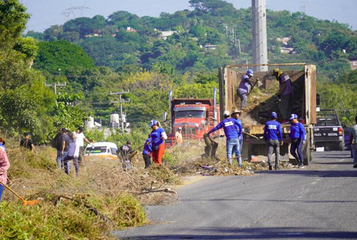 Exitosa campaña de limpieza del Gobierno de LC en el Libramiento de Las Guacamayas
