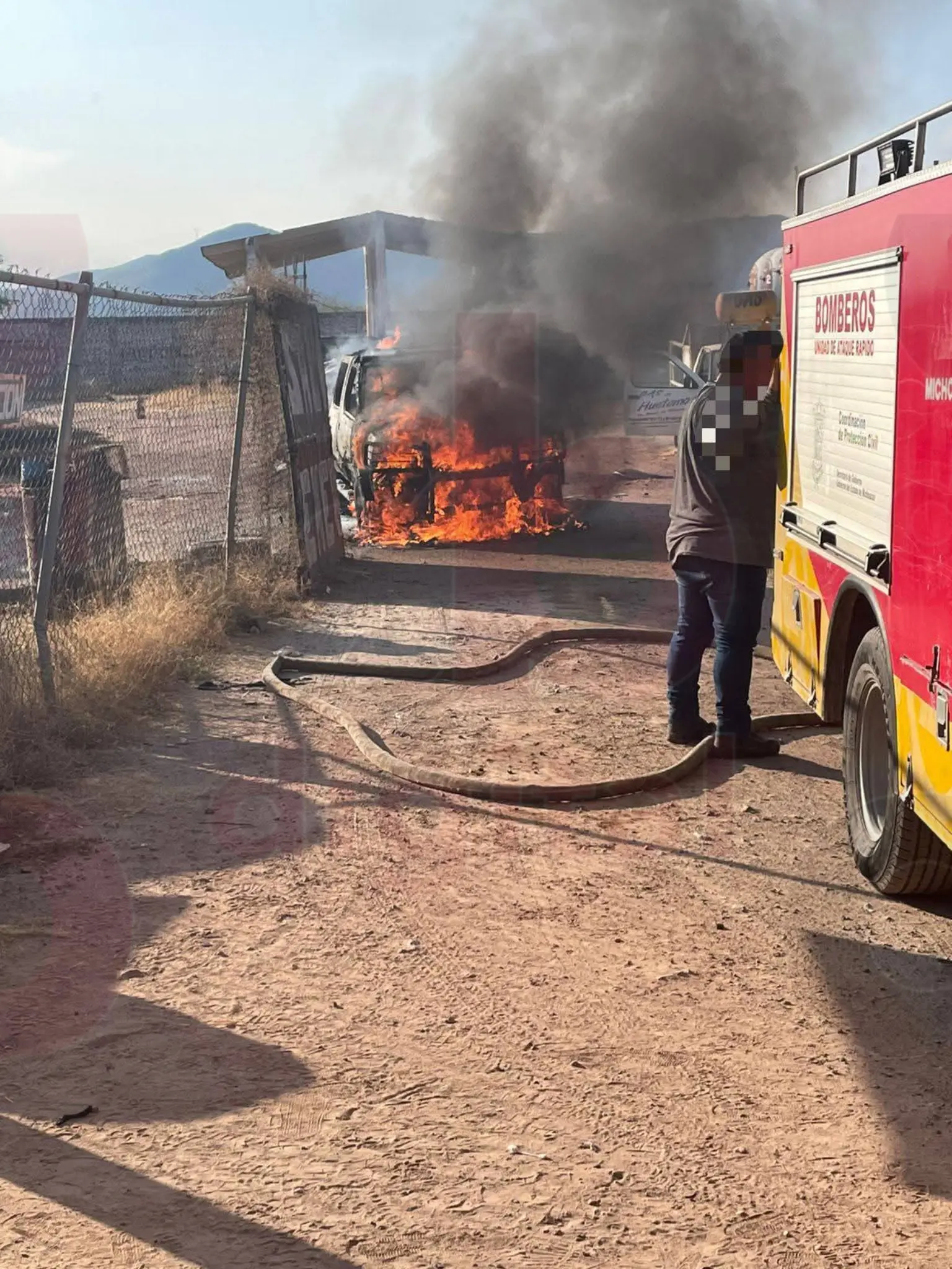 Explosión en gasera de Huetamo deja dos heridos y una camioneta calcinada