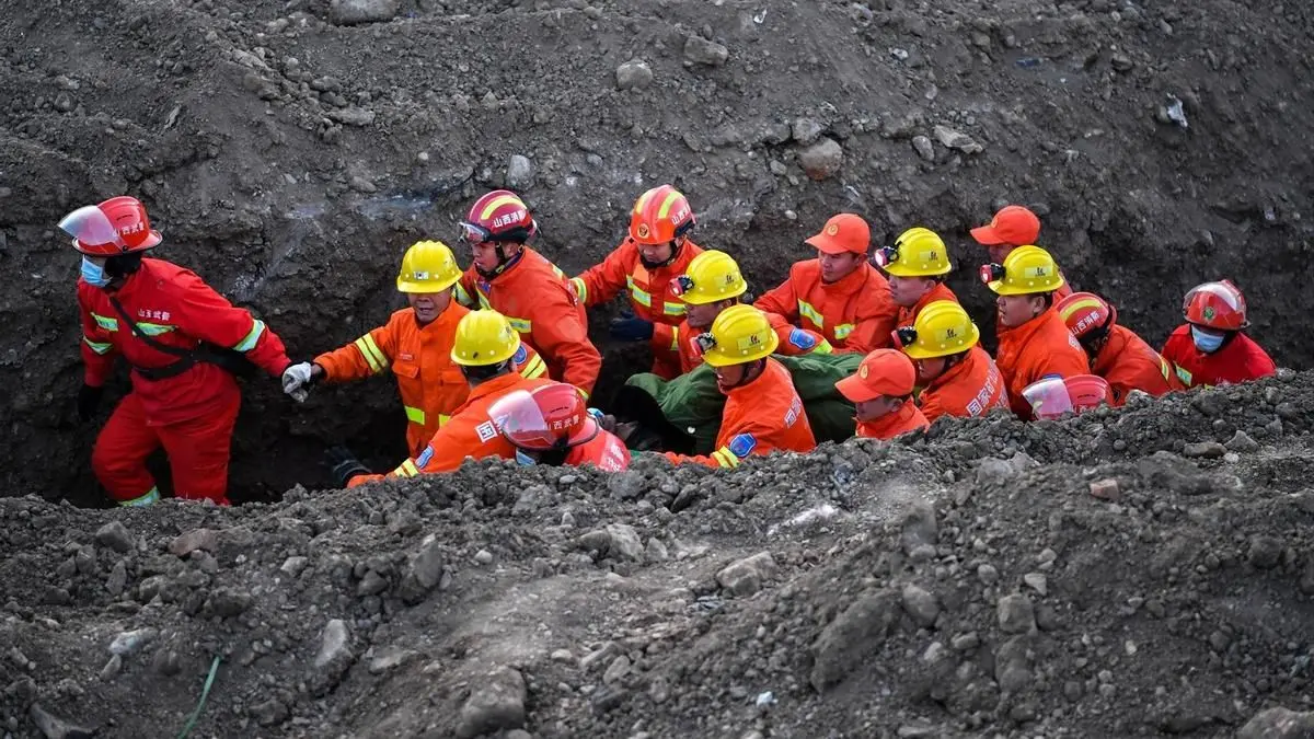 Explosión en mina de China deja 82 muertos; continúan labores de rescate.