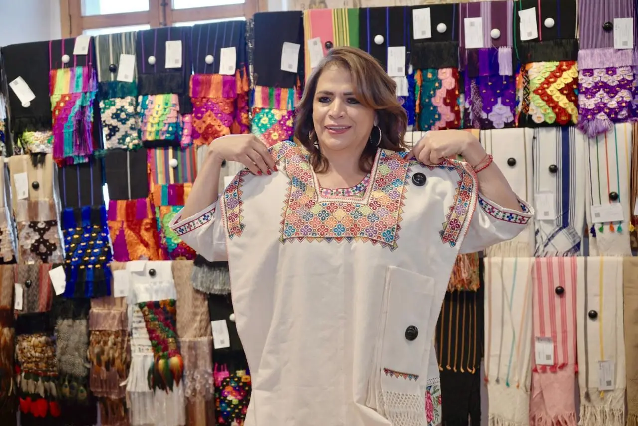Fabiola Alanís y Toño Mendoza promueven al sector artesanal y llaman a visitar el Tianguis de Domingo de Ramos en Uruapan