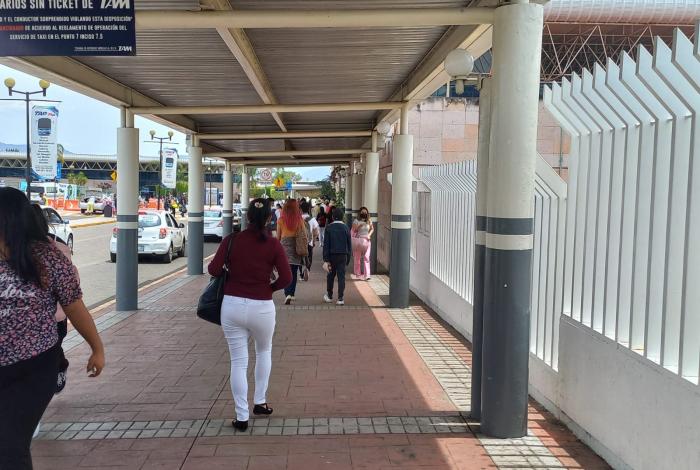 Fall3ce mujer a bordo de autobús de pasajeros en la Terminal de Morelia