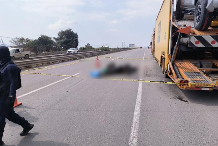 Fallece motociclista tras chocar por alcance con un tractocamión tipo nodriza en la Siglo XXI