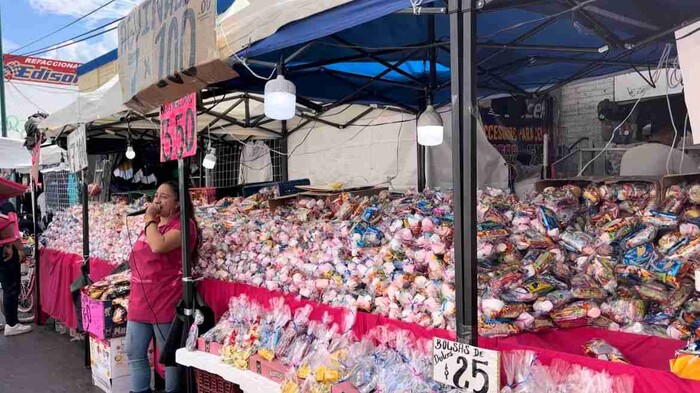 Familia Cortés, con más de 40 años dedicándose a la venta de aguinaldos