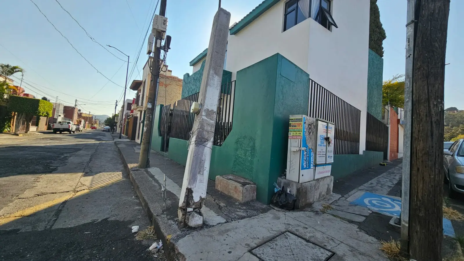 Familia moreliana preocupada por un poste de concreto en riesgo de colapso
