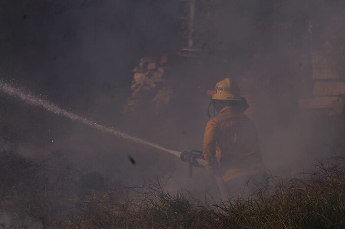 Familia resulta intoxicada por humo al incendiarse un domicilio en Morelia