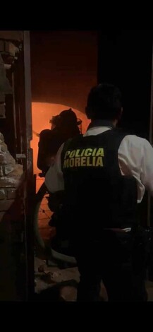 Familia resulta intoxicada por humo al incendiarse un domicilio en Morelia