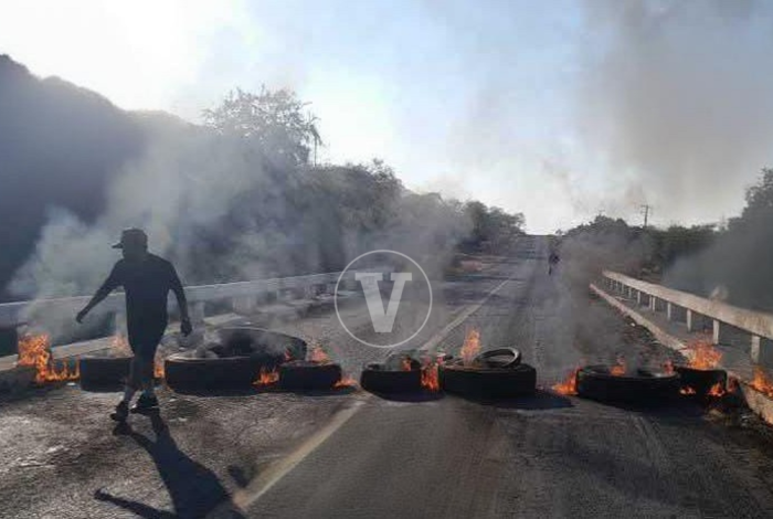 Familiares de desaparecidos bloquean por unos minutos con llantas quemadas la carretera Apatzingán–Tepalcatepec;