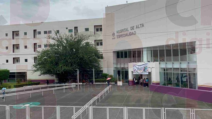 Familiares de pacientes del Hospital Civil, padecen su estancia en el refugio durante las lluvias