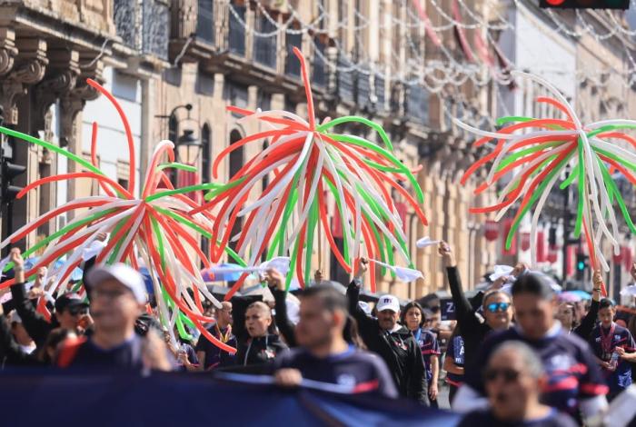 Familias disfrutan en orden y paz el Desfile del 20 de Noviembre en Morelia