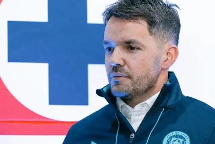 Fanáticos del Cruz Azul piden la salida de Nicolás Larcamón tras histórica goleada