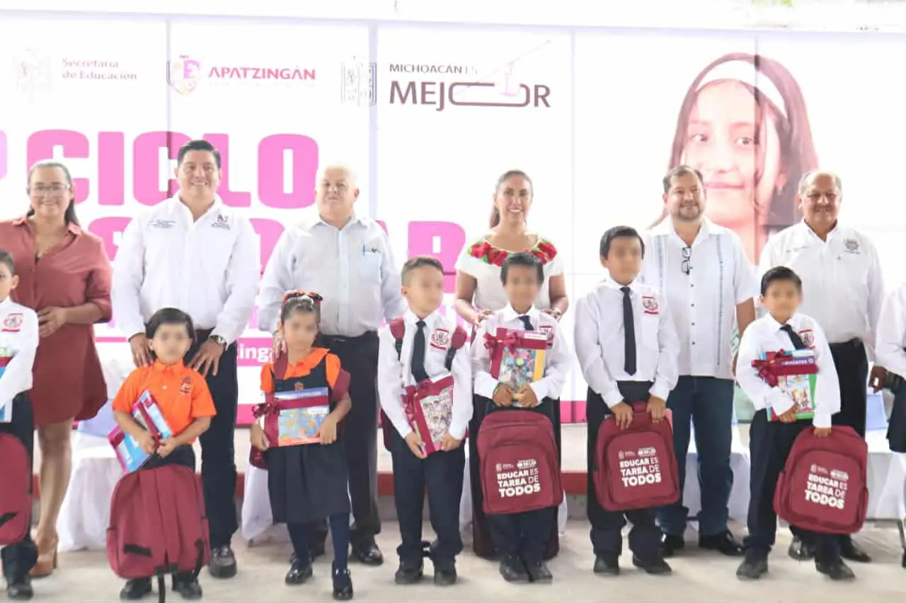 Fanny Arreola da inicio del ciclo escolar en Apatzingán con tecnología y compromiso educativo