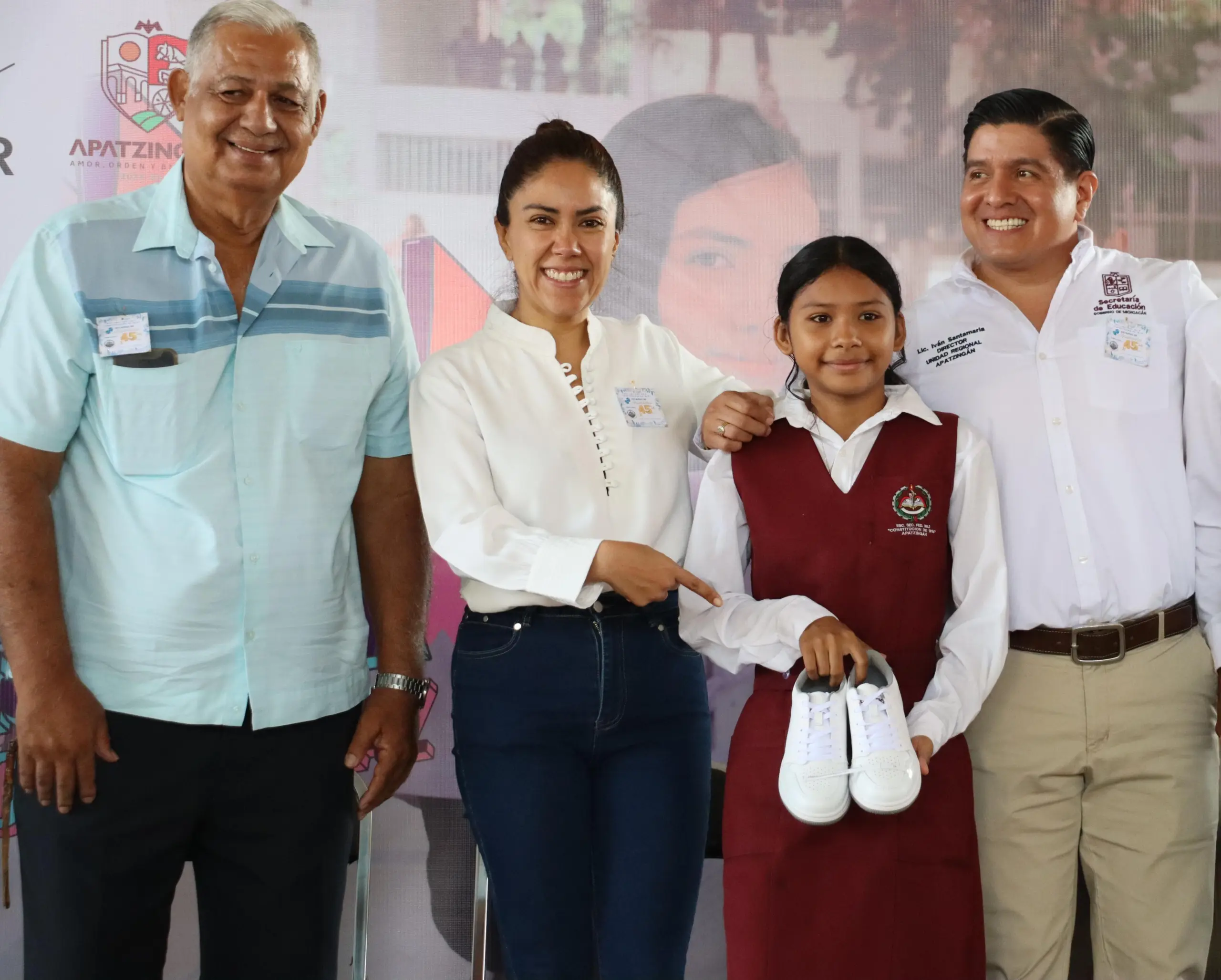 Fanny Arreola impulsa la educación y el deporte con entrega de tenis y balones en secundarias