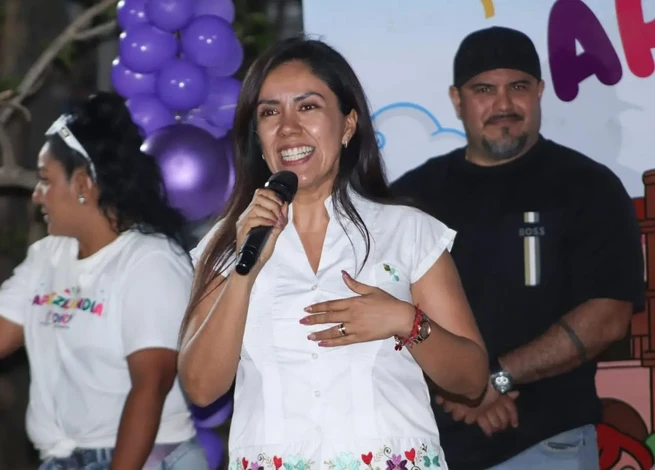Fanny Arreola Pichardo llena de felicidad a los niños de Apatzingán