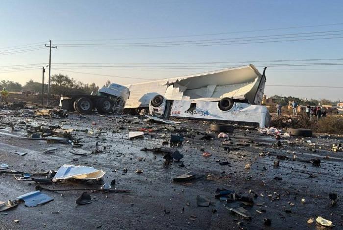 Fatal accidente en la Silao–Irapuato deja dos muertos y un enorme incendio; carretera cerrada