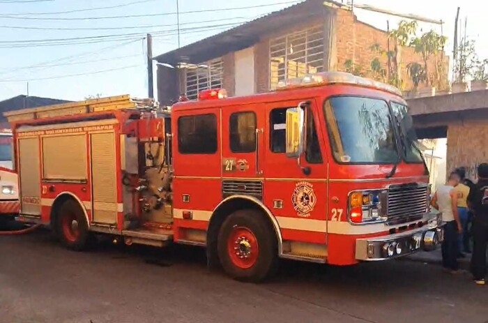 Feroz incendio en vivienda moviliza a Bomberos de Uruapan