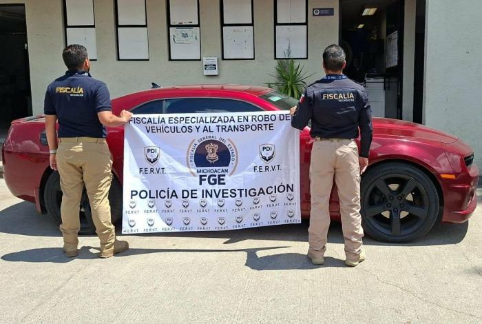FGE asegura auto con placas sobrepuestas y camión usado para transportar autopartes robadas, en Tarímbaro