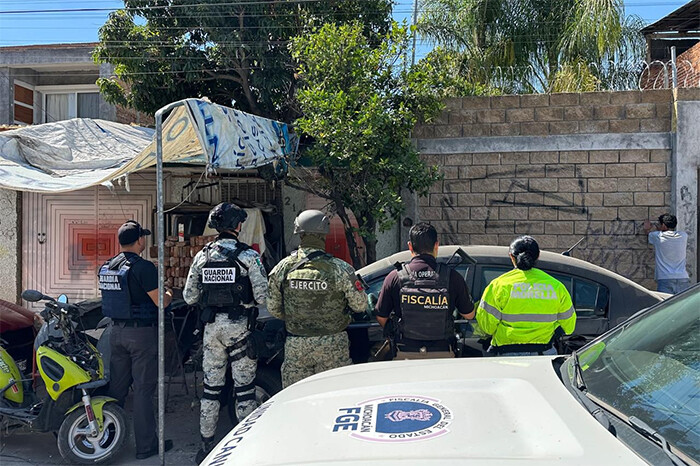 FGE catea domicilio de la Arriaga Rivera, en Morelia, decomisa 275 dosis de metanfetamina y detiene a 3 personas