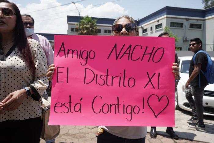 FGE cita a Nacho Campos, exedil de Uruapan; vecinos protestan afuera