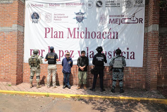 FGE detiene a cuatro presuntos miembros del grupo delictivo ‘X’ en Zinapécuaro; asegura armas y equipo táctico