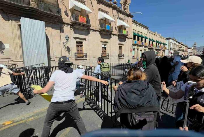 FGE libera a la mayoría de los detenidos tras disturbios en el Palacio de Gobierno