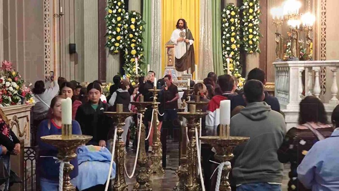 Fieles continúan llegando a la Catedral de Morelia, para contemplar reliquia de San Judas Tadeo