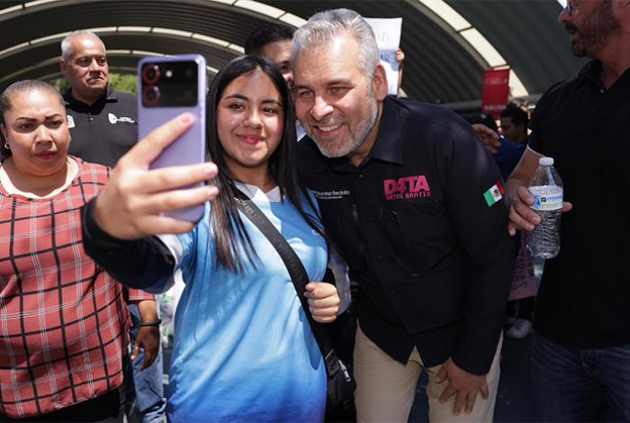 Firma Bedolla iniciativa para garantizar por ley Data, datos gratis para estudiantes de prepa y universidad