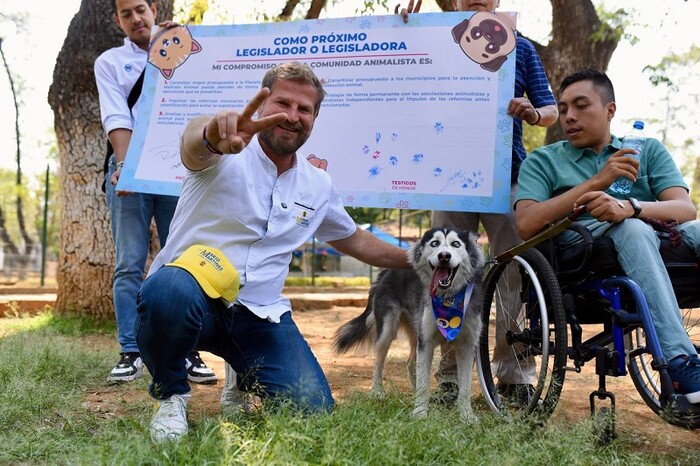 Firma doctor Mario Martínez compromisos con la comunidad animalista