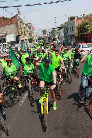 Firma Ernesto Núñez acuerdo para el uso de la bicicleta como medio de transporte