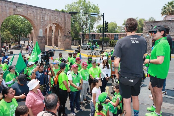 Firma Ernesto Núñez acuerdo para el uso de la bicicleta como medio de transporte