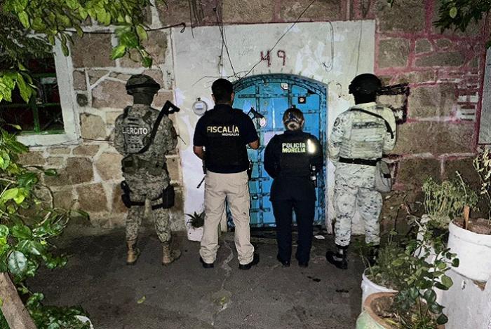 Fiscalía detiene a seis personas y asegura más de 2 mil 400 dosis en tres cateos en Morelia