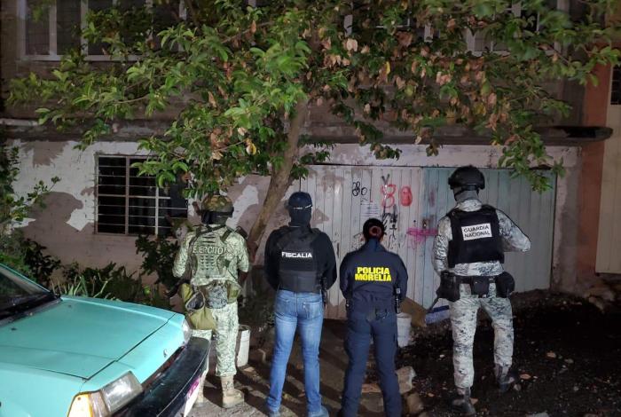 Fiscalía General realiza cateos coordinados en Morelia y Salvador Escalante; aseguran más de 3 mil 500 dosis de metanfetamina y detienen a seis personas