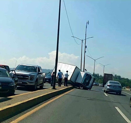 #Foto | Camión repartidor vuelca parcialmente en puente de la Morelia-Pátzcuaro