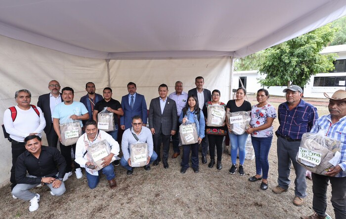 #Foto | Entrega Gobierno estatal uniformes a kuarichas de autogobiernos