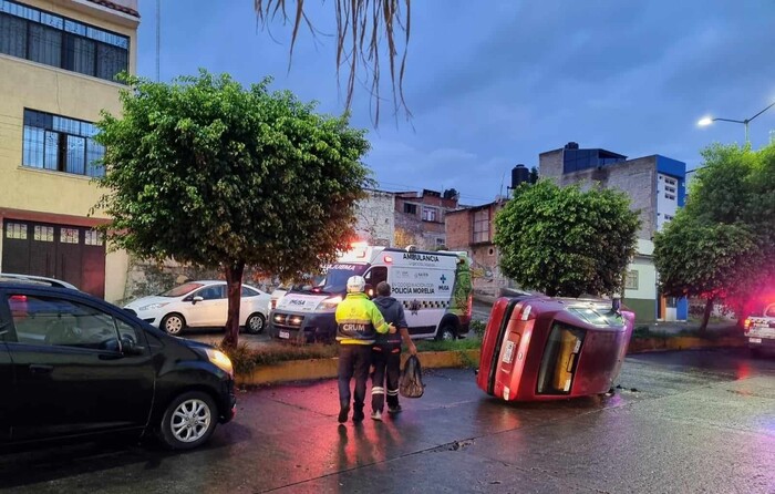 #Foto | Volcadura de auto deja 2 heridos en la Av. Nocupétaro de Morelia