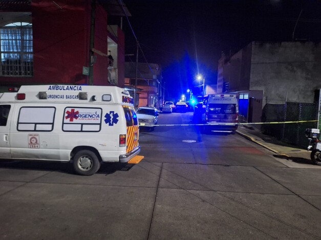 #Fotos | Automovilista se tirotea con policías, choca contra un poste y muere dentro de una tienda en Uruapan 