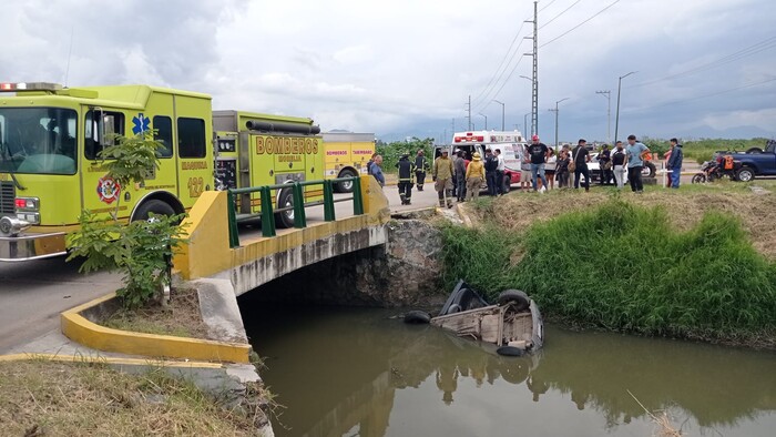 #Fotos | Cae auto a canal de agua al norte de Morelia; hay 3 heridos 